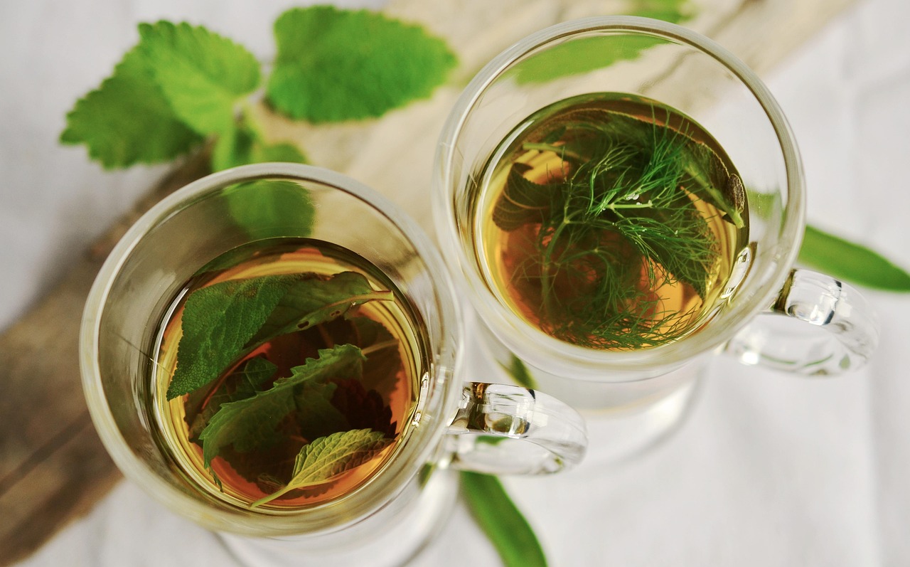 盛裝草本茶飲與香草的杯具